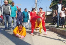 हिन्दु राष्ट्रको माग गर्दै कांग्रेस सांसदद्वारा घिस्रिएर प्रणाम यात्रा