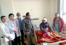 स्वदेशमै उपचार गर्ने शिक्षामन्त्री