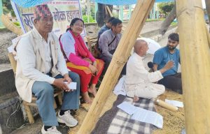 नगरप्रमुख तीर्थराज भट्टराईको भोकहड्तालमा ऐक्यबद्धता जनाउँदै सांसद रामकुमार राई