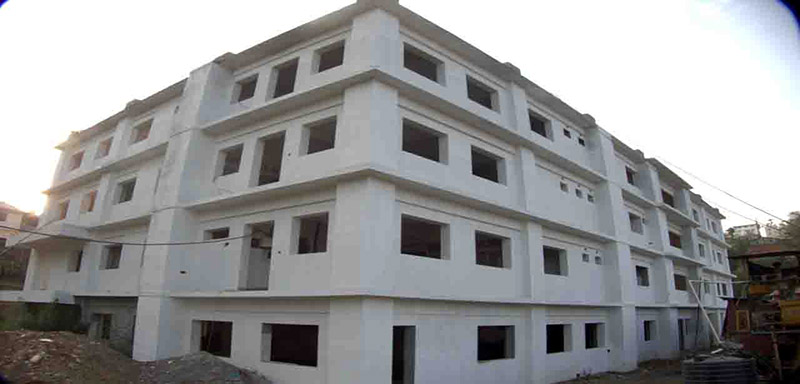 निर्माणाधीन अस्पतालकाे भवन।