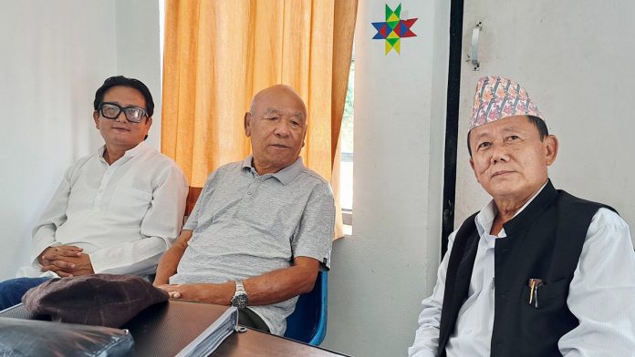 बायाँबाट क्रमशः जनमुक्तिका नेताहरू बलदीप प्रभावश्वर चाम्लिङ, एमएस थापा र केपी पालुङ्वा।