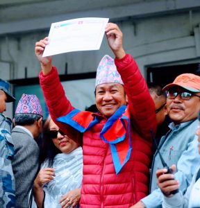 दलकाे प्रमाणपत्र देखाउँदै अध्यक्ष साम्पाङ।